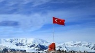 Türkiye’nin Antarktika kıtasında üs kurma projesini, Cumhurbaşkanı Recep Tayyip Erdoğan’ın talimatıyla Bilim, Sanayi ve Teknoloji Bakanlığı üstlendi. Türkiye, Antarktika kıtasına üs kurma konusundaki çalışmalarını hızlandırıyor. Cumhurbaşkanı Recep Tayyip Erdoğan, daha önce bazı üniversiteler ve STK’ların çalışmalar yaptığı bu konuda, Bilim, […]