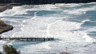 Muğla’nın Bodrum ilçesinde sabah saatlerinde başlayan fırtınanın hızı saatte 50 kilometreye kadar ulaştı. Dev dalgalar Gündoğan ve Gümüşlü koyları başta olmak üzere kuzeyde bulunan koyları vurdu. Sabah saatlerinde başlayan ve öğle saatlerinde şiddetini arttıran fırtına Gündoğan, Gümüşlü, Turgutreis ve Kuzey […]