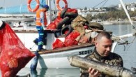 Muğla’nın Bodrum ilçesinde, belediye tarafından gerçekleştirilen deniz dibi temizliğine, öğrenciler de kıyıda temizlik yaparak destek verdi. Muğla’nın Bodrum ilçesinde, belediye tarafından “Denize en çok mavi yakışır” sloganı ile gerçekleştirilen deniz dibi temizliğine öğrenciler de destek verdi. İlçe genelinde üçüncü kez […]
