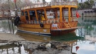 Antalya Manavgat Irmağı’nda su seviyesinin düşmesi nedeniyle çamurdan adacıklar oluştu. Bu nedenle tekneler 10 gündür tur yapamıyor. Manavgat Irmağı’nda su seviyesinin düşmesi nedeniyle ırmak üzerinde yer yer adacıklar oluşurken etrafa balçık ve yosun kokusu yayılmaya başladı. Bu durumun, ırmak üzerinde […]
