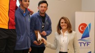 Türkiye Yelken Federasyonu (TYF) tarafından 2017 yılının ilk ulusal turnuvası olarak düzenlenen ve 2 hafta boyunca Çeşme’de kıyasıya bir mücadeleye sahne olan Kış Kupası, Altın Yunus Otel’de düzenlenen ödül töreniyle sona erdi. 400’ün üzerinde sporcunun Laser, Optimist, 420, 470, RS-X, […]