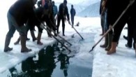 Beyşehir Gölü’ndeki Mada Adası’nda yaşayanlar, göl yüzeyindeki buz tabakası çözülmeyince, karaya ulaşımı kolaylaştırmak için buz tabakasını kesip sandalları için 1 kilometrelik kanal açtı. Şarkikaraağaç’ın Gedikli Köyü’ne bağlı, Beyşehir Gölü üzerindeki en büyük ada olan Mada Adası’nda yaşayan halk, göl yüzeyinin […]