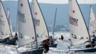 Yelken Federasyonu’nun 2017 yılı faaliyet programında yer alan Türkiye Yelken Şampiyonası’nın açılış töreni, İzmir’in Çeşme ilçesinde gerçekleştirildi. İnkılap Caddesi’nde kortej yürüyüşü ile başlayan açılış seramonisi, Cumhuriyet Meydanı’nda tamamlandı. Açılış törenine, Çeşme Kaymakamı Hacı Mehmet Kara, Çeşme Belediye Başkan Yardımcısı Şakir […]