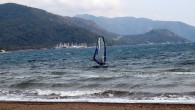 Muğla’nın Marmaris ilçesinde etkili olan rüzgar, uçurtma sörfçülerini sevindirdi. Rüzgarın yanı sıra 18 dereceyi bulan sıcak havayı da değerlendiren heyecan tutkunları, dalgalar arasında rüzgar ve uçurtma sörfü yaptı. Sörfçüleri, vatandaşlar da kıyıdan ilgiyle izledi.Rüzgar sörfçüsü Mehmet Güner yaptığı açıklamada, insanların saklandığı […]