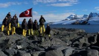 Kutup bilimleri alanında araştırmalar yapan Türkiye’nin ilk ve tek resmi merkezi İTÜ PolReC’in 9 kişilik Türk Antarktik Seferi Ekibi, Doç. Dr. Burcu Özsoy liderliğinde Antarktika’da kiralanan gemide çalışmalarını sürdürüyor. İTÜ PolReC Müdürü Doç. Dr. Burcu Özsoy, Antarktika’daki sefer notlarına ilişkin […]
