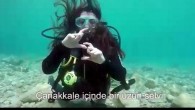 ISPARTA Süleyman Demirel Üniversitesi (SDÜ) Öğrenci Toplulukları Su Sporları Kulübü (SUDAK)ve Türk Tıp Öğrencileri Birliği (MSIC) organizasyonunda Tıp Fakültesi 3’üncü sınıf öğrencisi Tuğçe Akça, sualtında işaret diliyle Çanakkale Türküsü’nü söyledi. Muğla’nın Bodrum İlçesi’ne bağlı Kaçakçı Koyu’nda 18 Mart günü düzenlenen […]