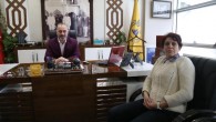 Karamürsel’de, dün denize çelenk bırakan 3 dalgıçtan biri olan Şenay Ertorun, fenalaşınca iskeleden atlayarak kendisini kurtaran Belediye Başkanı İsmail Yıldırım’ı makamında ziyaret ederek teşekkür etti.   Dün, 1 Mart 1958 yılında İzmit Körfezi’nde Üsküdar Vapuru’nun batması sonucu yaşamını yitirenler Karamürsel […]