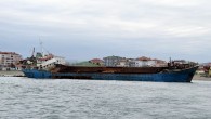 Sakarya’nın Karadeniz kıyısındaki ilçesi Karasu açıklarında icralık olması nedeniyle demir atmasının ardından karaya oturan ‘Yiğithan’ adlı gemiye su altı görüntü uzmanları tarafından dalış yapıldı. Gemiden kimyasal sızıntı olmadığı, denizde ekolojik dengenin tehdit altında olmadığı raporlara yansıdı. Karasu sahiline icralık olması […]