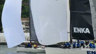 İstanbul Yelken Kulübü tarafından düzenlenen BAU-Huafon Bosphorus Sailing Cup, ön haberimizde de vurguladığımız gibi İstanbul Boğazı’nda “karmakarışık” bir havada gerçekleşti. Yarışın ilk dakikalarında adeta fışkıran dört tekne filodan koptu. Aralarında yaşanan müthiş çekişmeyi Due kazandı ve finiş hattına ulaşan ilk […]