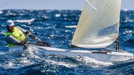 Finn’deki gururumuz Alican Kaynar, World Cup Serisi Hyeres haftasında bir büyük düşümüzü gerçekleştirdi ve 11 yarışlık serinin sonunda şampiyonluğa adını yazdırdı. Dünya yelken medyası haberi, “Alican Kaynar rakiplerini ezdi” başlığıyla verdi. Sporcumuzun geride bıraktığı yelkencilerden biri de Londra Olimpiyat Oyunları’nda […]
