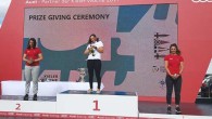 Almanya’nın Kiel kentinde düzenlenen geleneksel yelken festivali Kieler Woche, 17-25 Haziran tarihleri arasında gerçekleşti. Farklı spor dallarındaki karşılaşmalar ve sosyal etkinliklerle renklenen festivalde 70 sporcunun yer aldığı Laser Radial Kadınlar’da Ecem Güzel ile Nazlı Çağla Dönertaş Madalya Yarışı’na çıkmaya hak […]