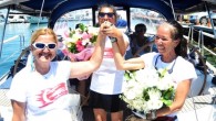 Bodrum’dan 23 Nisan Pazar günü denize açılan 3 kadın denizciden oluşan “Deniz Tutkusu Seyirde Grubu” Akdeniz turunu tamamlayıp Bodrum’a geri döndü. Bodrum’un kadın kaptanları, geldikleri Turgutreis’teki marinada çiçeklerle karşılandı. ‘Tutkum’ adlı yat ile girdikleri yelken yarışlarında birçok kez ödül alan […]