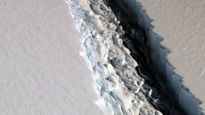 Antarktika kıtasından kopan dev buz dağının okyanusa doğru sürüklenmeye devam