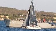 Orient Express VI’nın 14.17.52’deki finişinin ardından Sığacık’taki bitiş çizgisini trimaran Yaşasın kesti. Peşinden Arçelik-Papili ve Global Actus-Cheese IV geldi. Teke Burnu önlerinde havasız kalıp çok zaman kaybeden tekneler, Sığacık Körfezi’ndeki temiz sulara çıktığında yaklaşık 12 knot’lık bir rüzgarla kucaklaştı. SIĞACIK […]