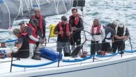 Deniz Kuvvetleri Kupası’na yelken basan filo, Marmara’da 22-26 knot’lık kuzeyli rüzgarla oldukça hızlı yol alıyor. Saatler 17.50’yi gösterdiğinde filoda lider durumda bulunan Orient Express VI, Hoşköy açıklarına geldi. Orient Express VI, Orma 60 trimaran Yaşasın’ı bile dümen suyunda bırakmıştı. Orient […]