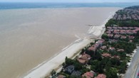 Şiddetli yağışın etkisi ile meydana gelen su baskınları sonrası Silivri’de denize karışan sel suları denizi çamura buladı. Yağış sonrası denize karışan sel sularının Silivri Sahilleri’ni çamur rengine bürümesi havadan görüntülendi. Kaynak: Deniz Haber