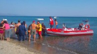 Yazın bunaltıcı sıcaklarının yaşandığı bugünlerde insanların serinlemek için deniz ve havuzlara akın etmesiyle boğulma haberleri de arttı. Türkiye’de trafik kazalarından sonra en fazla ölüm olayı boğulma vakalarında görülüyor. Türkiye’de her yıl yaklaşık 900 kişinin boğulma sonucu hayatını kaybettiği belirtiliyor. Uzmanlar, […]