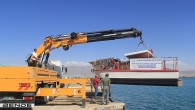 Van Büyükşehir Belediyesinin “Deniz Süpürgesi”, Van Gölü’nde yüzey temizliğine başladı. Çevre Koruma ve Kontrol Daire Başkanlığına bağlı Van Gölü İyileştirme Müdürlüğüne ait deniz süpürgesi, İskele sahilinde Van Gölü’ne indirildi. Göl yüzeyinde 5 ay boyunca günde 8 saat hizmet verecek olan […]