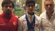 Rusya’daki 2017 Paletli Yüzme Gençler Dünya Şampiyonluğu’nun dün yapılan son gün yarışlarında açık su 6 bin metrede Milli Sporcumuz Muhammed Emin Bay Dünya Şampiyonu oldu. Bu madalya ile birlikte Paletli Yüzme Genç Milli Takımı’mız 2 altın 4 gümüş olmak üzere […]