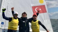Danimarka-Aarhus’ta düzenlenen 11 ülkeden 15 teknenin yarıştığı Aarhus 2017 Olimpiyat Test Yarışı 470 sınıfında Milli Takım sporcularımız Deniz Çınar-Ateş Çınar (Fenerbahçe Spor Kulübü Doğuş Yelken Şubesi) altın madalyanın sahibi oldu. Aarhus 2017 Olimpiyat Test Yarışı’nda ülkemize altın madalyayı getiren Deniz […]