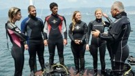 Merkez üssü Gölcük olan 7.4 büyüklüğünde gerçekleşen Marmara Depremi’nin ardından Deniz Kuvvetleri Komutanlığı bünyesinde afet bölgesinde sualtı faaliyetlerine katılan Murat Kulakaç, fay hattının kıyıdaki yapıları denize çekmesi sonucu oluşan batık şehirde arama kurtarma dalgıçları yetiştiriyor. Marmara Depremi’nde sivil toplum örgütlerinin […]