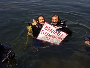 İzzet demir, gülsüm topala evlenme teklif etti. Yanlarında asistan arkadaşlardan