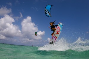 Avrupa Kiteboard Şampiyonası’nda heyecan sürüyor. Bugünkü yarışların sonunda kızlar kategorisinde