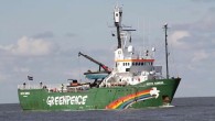 Aktivistler “Arctic Sunrise” isimli Greenpeace gemisiyle platformun çevresindeki 500 metrelik girişe kapalı alanın dışında bir aydan fazla süre bekledikten sonra kanolar ve şişme botlar ile platforma ulaşıp üzerinde dünyanın dört bir yanından aktivistlerin petrol sondajının durdurulması taleplerinin yazılı olduğu bildirileri […]