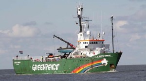 Aktivistler “Arctic Sunrise” isimli Greenpeace gemisiyle platformun çevresindeki 500 metrelik