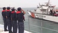 Bir bahriye geleneği olan “Bismillah baş halat fora” diyerek denize açılan Sahil Güvenlik Antalya Grup Komutanlığı’na bağlı TCSG 105 botunda görevli personel, düzensiz göçle mücadelede gece gündüz demeden denetimler yaparak hem hayat kurtarıyor hem de umut tacirlerini engelliyor. Türk deniz […]