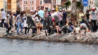 Dünya, temiz denizler için harekete geçiyor. “Uluslararası Kıyı Temizliği (International Coastal Cleanup-ICC) Kampanyası” kapsamında Türkiye dâhil 100’den fazla ülkede yüzbinlerce gönüllü eşzamanlı olarak deniz kıyılarına akın ediyor. Her yıl eylül ayının üçüncü cumartesi günü yapılan etkinlik, Türkiye’de 2002 yılından itibaren […]