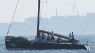 TAYK-Burgan Leasing İstanbul Kupası’nda günün dinamiğini abandone ile sonuçlanan ilk startın ardından havanın düşmesi ve yönünü kuzeydoğudan güneybatıya çevirmesi bozdu. Bunun dışında yüksek tempolu ve “yakın” bir mücadele gerçekleşti. Bu “yakın takip”, çoğu “temas” ile sonuçlanan beş protestoya zemin hazırladı. […]