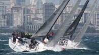 TAYK tarafından düzenlenen Farr 40 İstanbul Kupası 3.5 knot’lık güneyli, zayıf ve kararsız esinti ile başladı. Daha sonra kuzeydoğuya dönen rüzgar 29 knot’a kadar yükseldi, yağmur geçişinin ardından 11 knot’a geriledi. Hissedilen sıcaklığın 11 dereceye kadar düştüğü Caddebostan parkurunda gerçekleşen […]