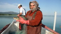 Balıkçılık sadece erkeklerin yapabileceği bir iş olmadığını Beyşehir Gölü’nün Gedikli Köyü kısmında geleneksel aile balıkçılığı çatısı altında kadın ve erkek birlikte çalışarak bir kez daha gösterdi. Kadınlar eşlerine yardım için değil, teknenin çalışanı olarak balıkçılık yapıyor. Kadınların daha iyi avlanabilmesi […]