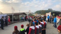 Optimist Takım Şampiyonası’nın ikinci gününde takımlarımız saat 09.05’te Ulu Önder Mustafa Kemal Atatürk için hazırlanan köşeye karanfiller bırakarak Atatürk’e saygılarını sundular. Anma törenin ardından hazırlıklarını tamamlayan takımlar şampiyonanın ikinci gününde kıyasıya yarıştılar… Türkiye Yelken Federasyonu