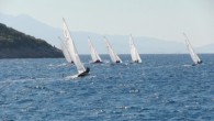 Açık Dragon Türkiye Şampiyonası Muğla’nın Bodrum İlçesi’nde start aldı. Yarışlara Dragon dünya şampiyonu Ali Tezdiker ve ekibi de katıldı. Federasyonunun faaliyet programında yer alan Bodrum Açıkdeniz Yelken Kulübü (BAYK)’nün organize ettiği ve Milta Marina’nın destekleriyle düzenlenen Açık Dragon Türkiye Şampiyonası […]