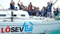 FarrFara ekibi olarak BMW Bosphorus Sailing Fest birinciliği ile kazandıkları özel ödülün LÖSEV’e (Lösemili Çocuklar Vakfı) aktarılmasını isteyen Erhan Uzun’un talebi yerine getirildi. Uzun, 30 bin TL tutarındaki özel maddi ödülü FarrFara adına LÖSEV’e bağışlayan Borusan Otomotiv’e “verdikleri sözü yerine […]