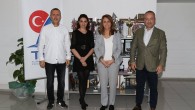 KiteMercedes by Bilge Öztürk Okulu sahibi ve uçurtma sörfü sporcusu Bilge Öztürk, Türkiye Yelken Federasyonu Başkanı Özlem Akdurak’ı ziyaret etti. TYF Yönetim Kurulu Üyesi Ali Doğaner ve Genel Koordinatör Öktem Kalaycıoğlu’nun da katıldığı görüşmede uçurtma sörfü ile ilgili fikir alışverişinde […]