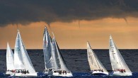 EAYK ve Çeşme Marina işbirliğinde düzenlenen İzmir Sonbahar Trofesi’nin 4. Ayak yarışları 25-25 Kasım tarihlerinde yapıldı. 29 teknenin yer aldığı 4. Ayak ilk gününde rüzgar önceleri nazlansa da keyifli bir yarış yapılmasına izin verdi. İkinci gün ilk yarış daha güçlü […]