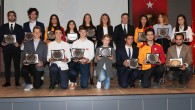 Yelkende 2016 ve 2017 yıllarının en başarılı sporcuları, Türkiye Milli Olimpiyat Komitesi Olimpiyat Evi’nde düzenlenen törenle ödüllerine kavuştu. Türkiye Yelken Federasyonu Başkanı Özlem Akdurak’ın konuşması ile başlayan törende ulusal ve uluslararası alanda derece elde etmiş onlarca sporcu ödüllerini aldı. 1957 […]