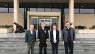 Türkiye Yelken Federasyonu Başkanı Özlem Akdurak, TYF Yönetim Kurulu Üyesi Ali Doğaner ile birlikte Deniz Harp Okulu’nu ziyaret etti. Akdurak ve Doğaner, Deniz Harp Okulu Komutanı Tuğamiral İbrahim Özdem Koçer ve Deniz Öğr. Albay Ayhan Balıkçı ile bir araya gelirken […]