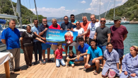 Sadun Boro afişinin hemen altında. Saçları rüzgârdan savrulmuş bir çocuk oturuyor. Göbünlü Orçun… Daha küçücük çocukken, koltuk halatı alıyor. Volta ediyor. Sanki birazdan denize açılacak. Sanki rüzgâr saçlarından bir gezgin büyütecek. İşte onun için Sadun Abi’nin çocukluğundan aldım bu hikâyeyi; […]