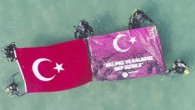 Adana Büyükşehir Belediyesi’nde görevli dalgıçlar, dalış yapıp, 15 metrekarelik Türk bayrağı ile birlikte “Aklımız ve Kalbimiz Sizinle” yazan pankartı maviliklerde açarak, Mehmetçiğe selam gönderdi. Türk Silahlı Kuvvetleri’nin terör örgütlerinin yuvalandığı Afrin’e yönelik yürüttüğü Zeytin Dalı Harekatı’na güç vermek amacıyla Adana […]