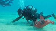 Bodrum ilçesinde belediye tarafından “Denize en çok mavi yakışır” sloganıyla deniz dibi temizliği yapıldı. Bitez Limanı ve yakın çevresinde yaklaşık 1.5 saat süren çalışmada, denizden cam ve plastik şişeler, araç lastiği, halat, teneke kutu, su jeti parçası, balık sepeti, çaydanlık, […]