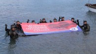 “Denize En Çok Mavi Yakışır” Deniz Dibi Temizlik Çalışmaları kapsamında Sevgililer Günü’nde dalış yapan Bodrum Belediyesi Dalış Ekibi, sualtında Başkan Mehmet Kocadon imzalı “Vatanımız Canımız Mehmetçik Sevdamız” yazılı pankart açtı.Bu yıl dördüncü kez düzenlenen Bodrum Belediyesi’nin “Denize en çok MAVİ […]