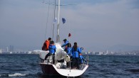 Ege Açıkdeniz Yat Kulübü Çeşme Marina’nın “İzmir’in Üniversiteleri ve İzmir’in Kulübü, İzmir Körfezi’nde Buluşuyor” projesi başladı. İzmir’deki Ege Üniversitesi, Dokuz Eylül Üniversitesi, Yaşar Üniversitesi, İzmir Yüksek Teknoloji Enstitüsü ve Katip Çelebi Üniversitesi’nden gençler, yelken eğitimi kapsamında teknelerle denize açıldı. İMEAK […]
