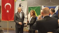 Türkiye Yelken Federasyonu Başkanı Özlem Akdurak, Mersin Rota Yelken Kulübü’nün düzenlediği IYFR Mersin-Silifke ve Kızkalesi Yat Filoları’nın açılış törenine katıldı. Mersin Valisi Ali İhsan Su, Deniz Kuvvetleri Akdeniz Bölge ve Garnizon Komutanı Tuğamiral Önder Gürbüz, Mezitli Belediye Başkanı Neşet Tarhan, […]