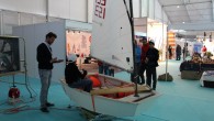 Tuzla Viaport Marina’da düzenlenen BOATSHOW Fuarı’nda Türkiye Yelken Federasyonu standı büyük ilgi gördü. Standa gelen misafirler yelken ile ilgili bilgileri öğrenirken eğlenceli anlar da yaşadılar. Optimist simülatörünü antrenör eşliğinde ilgiyle kullanan çocuklar, yelkenle tanışırken aldıkları hediyelerle yelken ve denizin düşünü […]