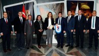 Türkiye Yelken Federasyonu Başkanı Özlem Akdurak ve Yönetim Kurulu Çanakkale Valisi Orhan Tavlı’yı makamında ziyaret etti. Ziyaretin ardından İÇDAŞ Spor Kulübü’ne geçen TYF Yönetimi, kulübün Merkez ve Karabiga’da bulunan tesislerini gezdi. Kulübün ev sahipliğinde 14-20 Temmuz tarihleri arasında düzenlenecek olan […]