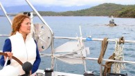 İzmirli avukat Güneş Özensoy, Atlantik Okyanusu’nu yalnız geçen ilk Türk kadını olmayı amaçlıyor. İzmirli Özensoy çifti, kendi teknelerini yapma ve evlerini kapatıp teknede yaşama hayalinden yola çıkarak; 2.5 yıl süren çabanın sonucunda kendi imalatları olan tekneleri Güneş’in yelken direğini Teos […]
